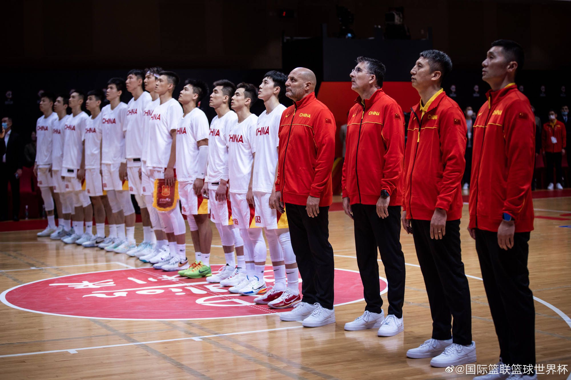 战报恩比德三节31+15+10马克西21+576人复仇公牛　NBA常规赛76人主场对阵公牛，两队才刚刚交过手，上场比赛76人在恩比德缺阵的情况下不敌公牛，目前76人排在东部第三，公牛排在东部第十。